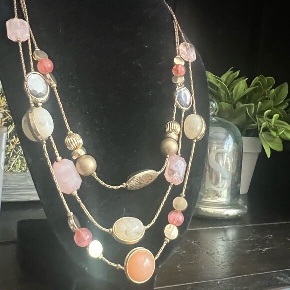 Beautiful Layered statement necklace. Silver tone w gorgeous stones. - Picture 3 of 5